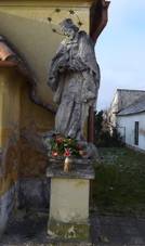 Kasrna socha sv. Jana Nepumuckho.JPG